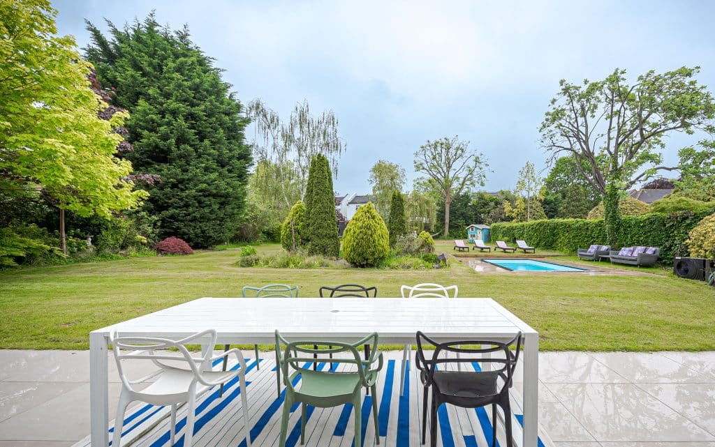 LAWN HOUSE bromley kent contemporary location house Location Creation: Lawn House: Garden seating