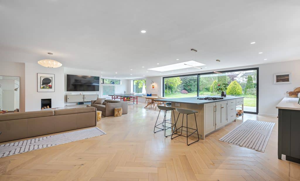 LAWN HOUSE bromley kent contemporary location house Location Creation: Lawn House: Kitchen island and dining