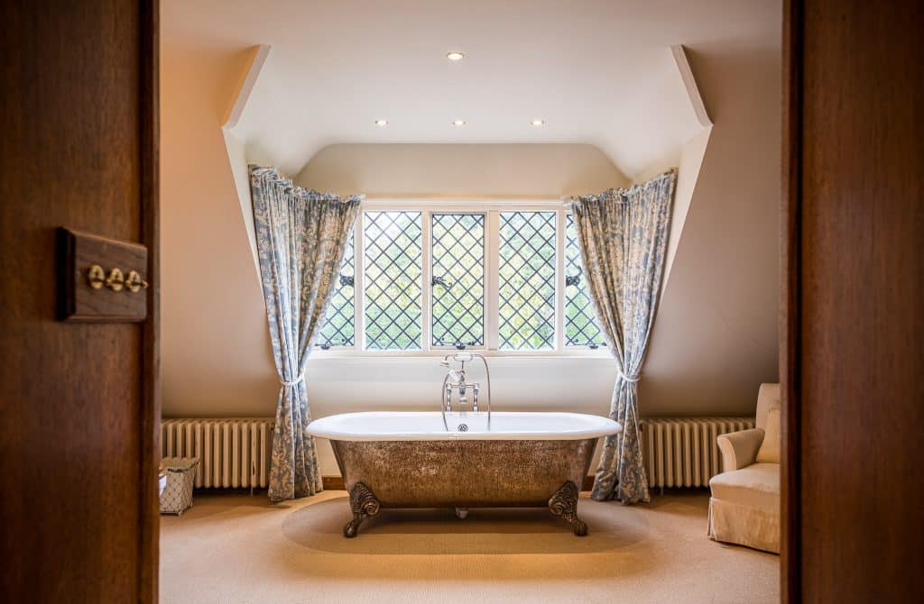 THE LAKE HOUSE 15th century guildford country location house Location Creation:Lake House:bath3