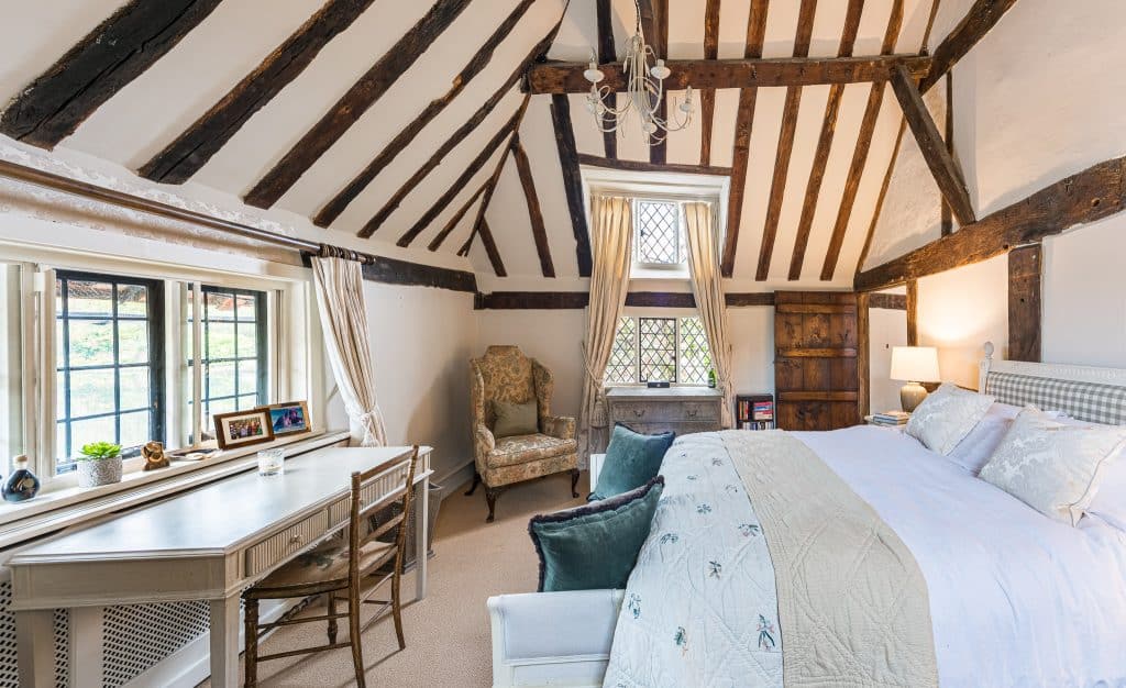 THE LAKE HOUSE 15th century guildford country location house Location Creation:Lake House:bed 6