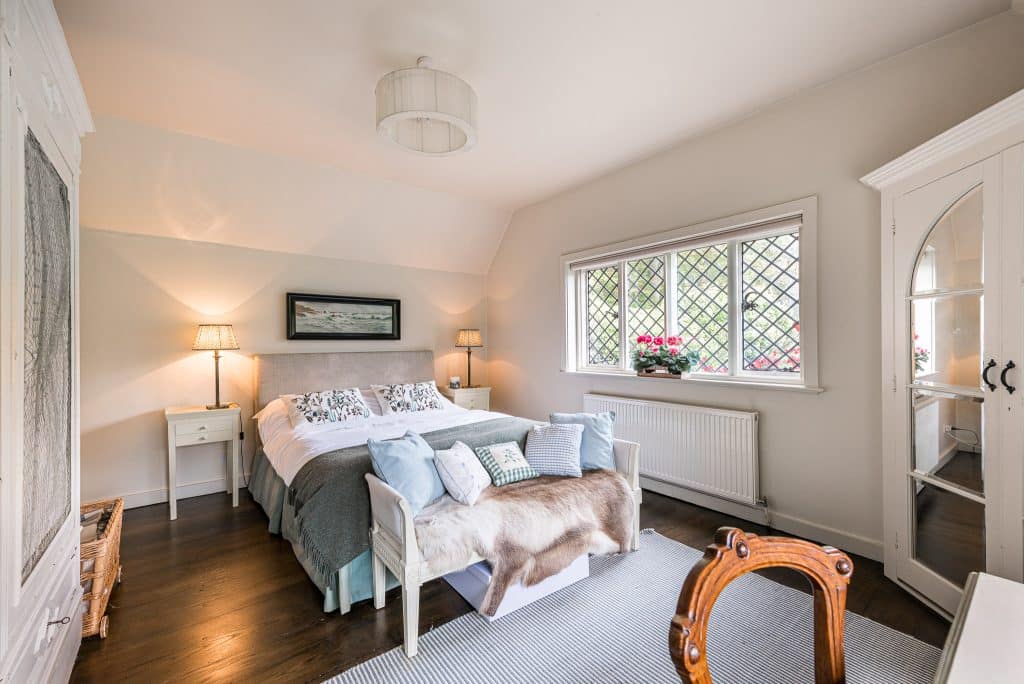 THE LAKE HOUSE 15th century guildford country location house Location Creation:Lake House:bed1