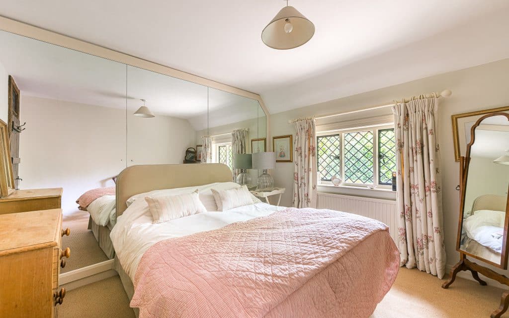 THE LAKE HOUSE 15th century guildford country location house Location Creation:Lake House:bed2