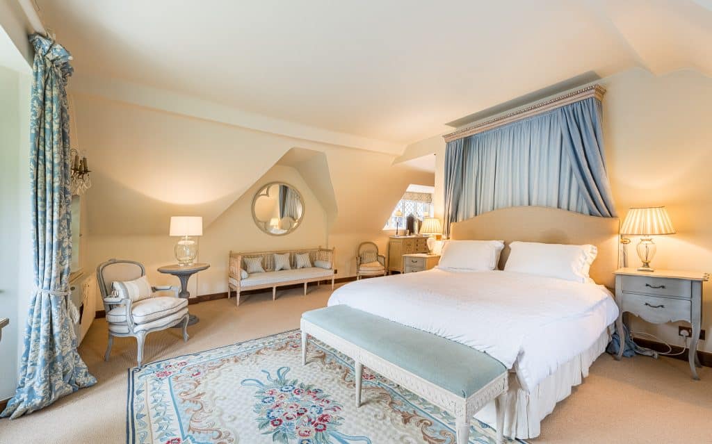 THE LAKE HOUSE 15th century guildford country location house Location Creation:Lake House:bed3