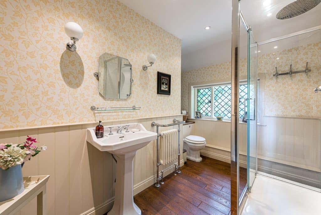 THE LAKE HOUSE 15th century guildford country location house Location Creation:Lake House:shower room