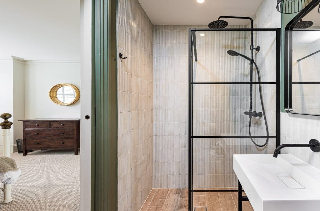 LANGHAM HOUSE twickenham richmond modern neutral location house Langham Location House TW11:bedroom2 ensuite