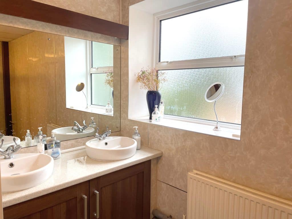 SURREY SYNAGOGUE Weybridge shoot location school office Synagogue downstairs bathroom