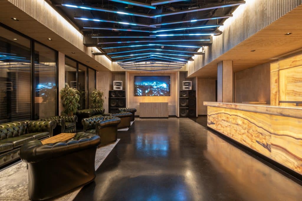 WHITE STUDIO east london venue shoot location hireOnyx Bar4