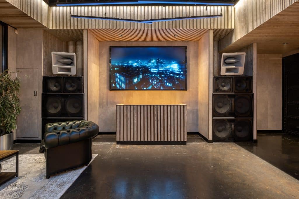 WHITE STUDIO east london venue shoot location hireOnyx Bar55