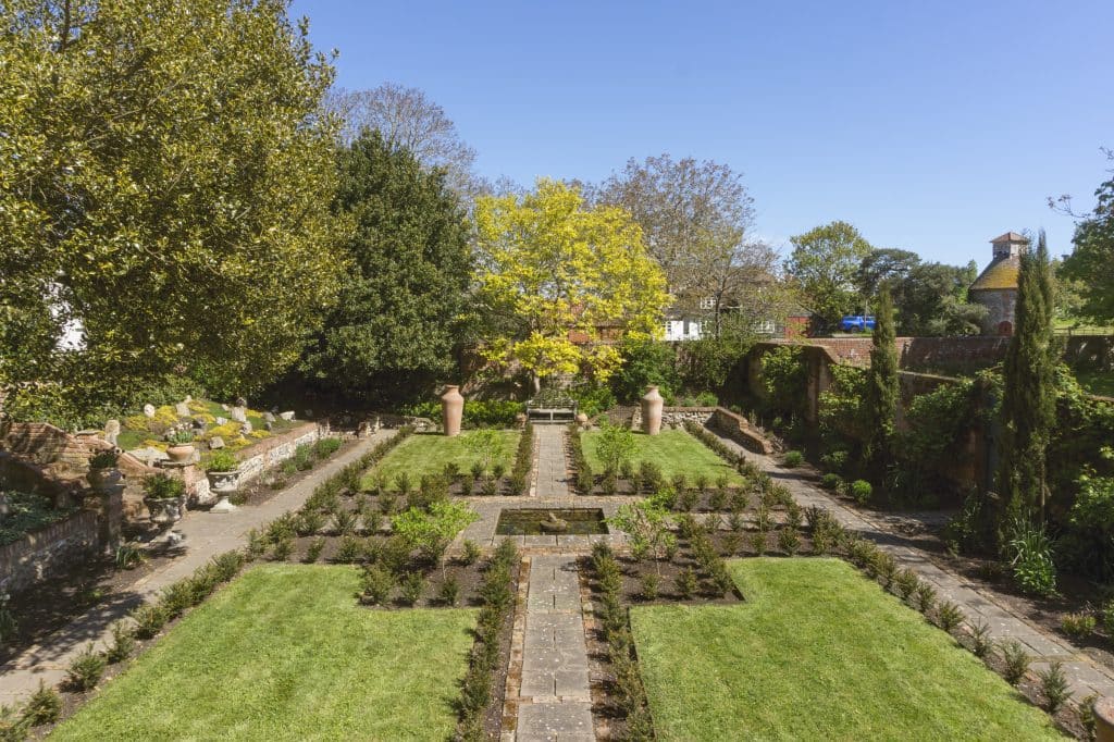Court Lodge 004Country House In Dartford with large gardens and multiple out houses