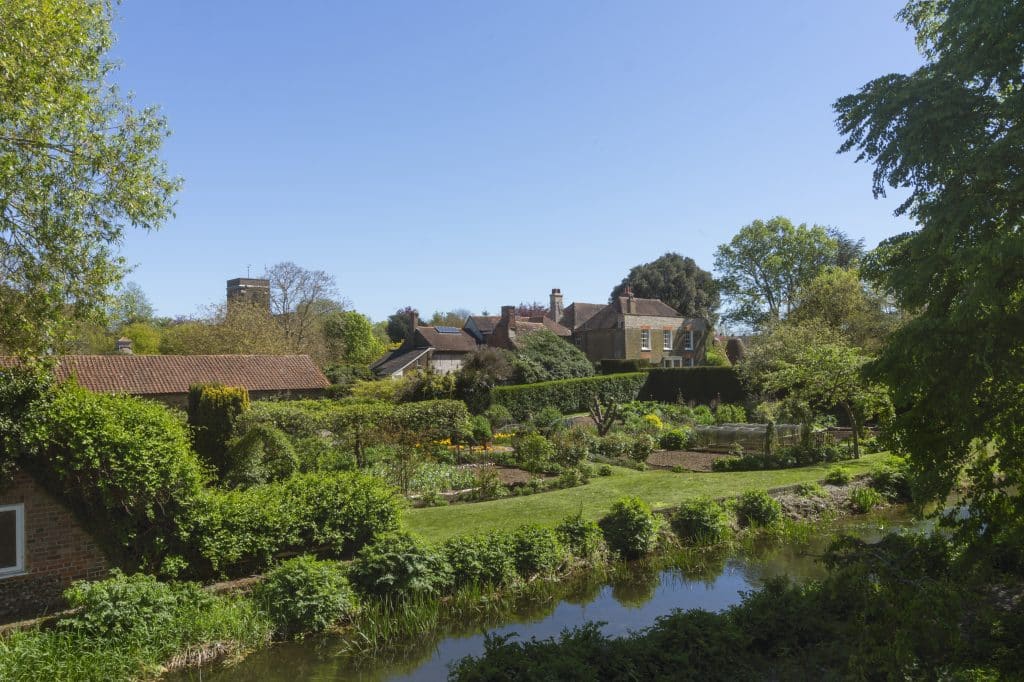 Court Lodge 014Country House In Dartford with large gardens and multiple out houses