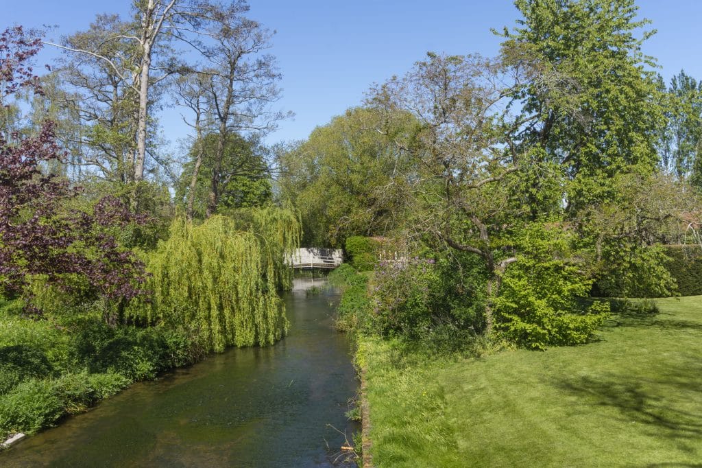 Court Lodge 015Country House In Dartford with large gardens and multiple out houses