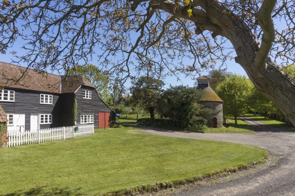 Court Lodge 018Country House In Dartford with large gardens and multiple out houses