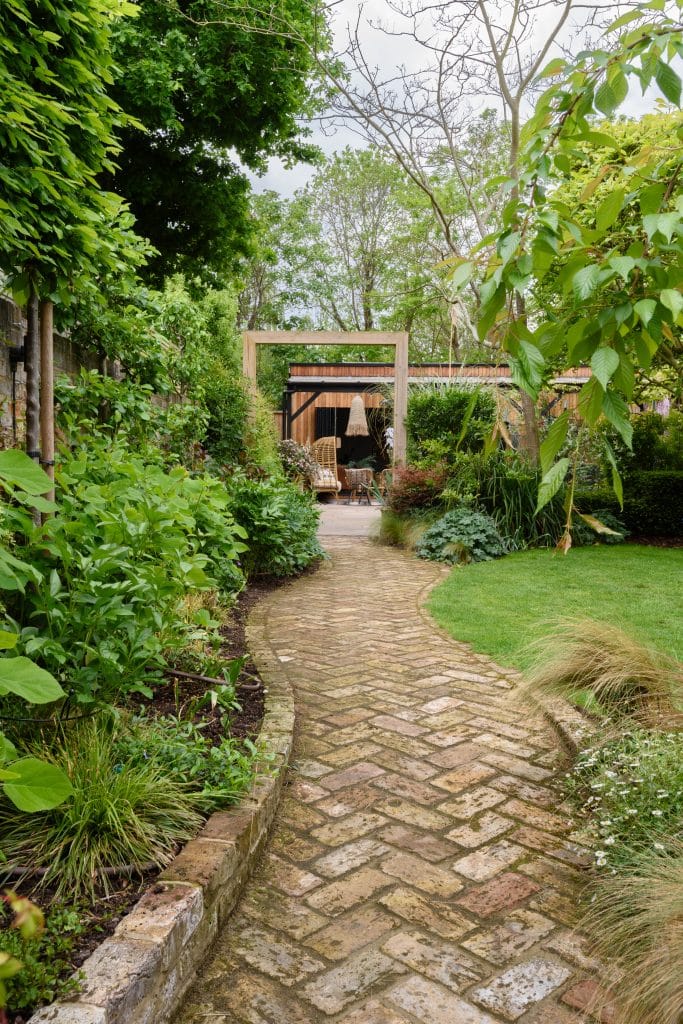 FAIRFAX FAMILY Family home shoot location twickenham Garden path to pool house