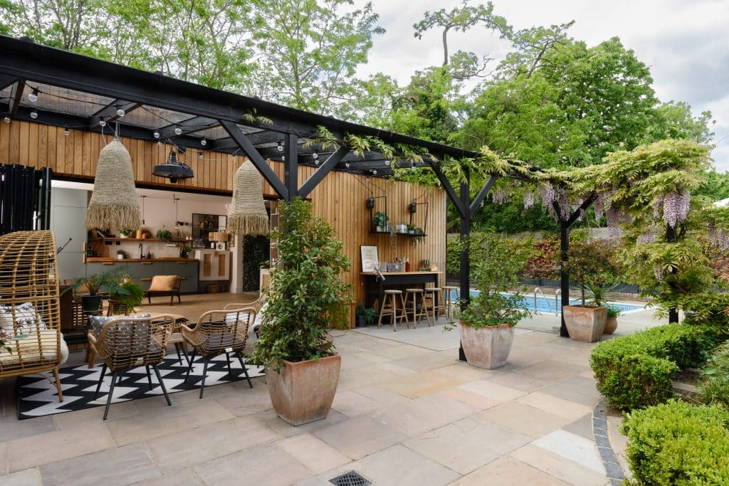 FAIRFAX FAMILY Family home shoot location twickenham Pool House Pergola (1)