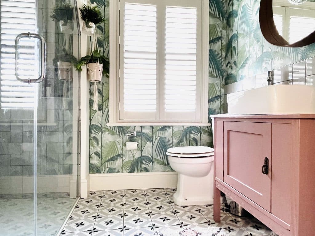 FAIRFAX FAMILY Family home shoot location twickenham Shower Room palm wallpaper