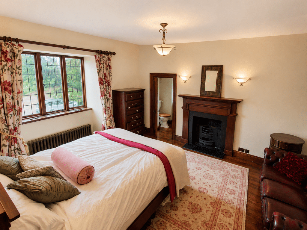 CAINHOE 16th century Grade II listed country house bedfordshire shoot locationCainhoe bedroom 3 1