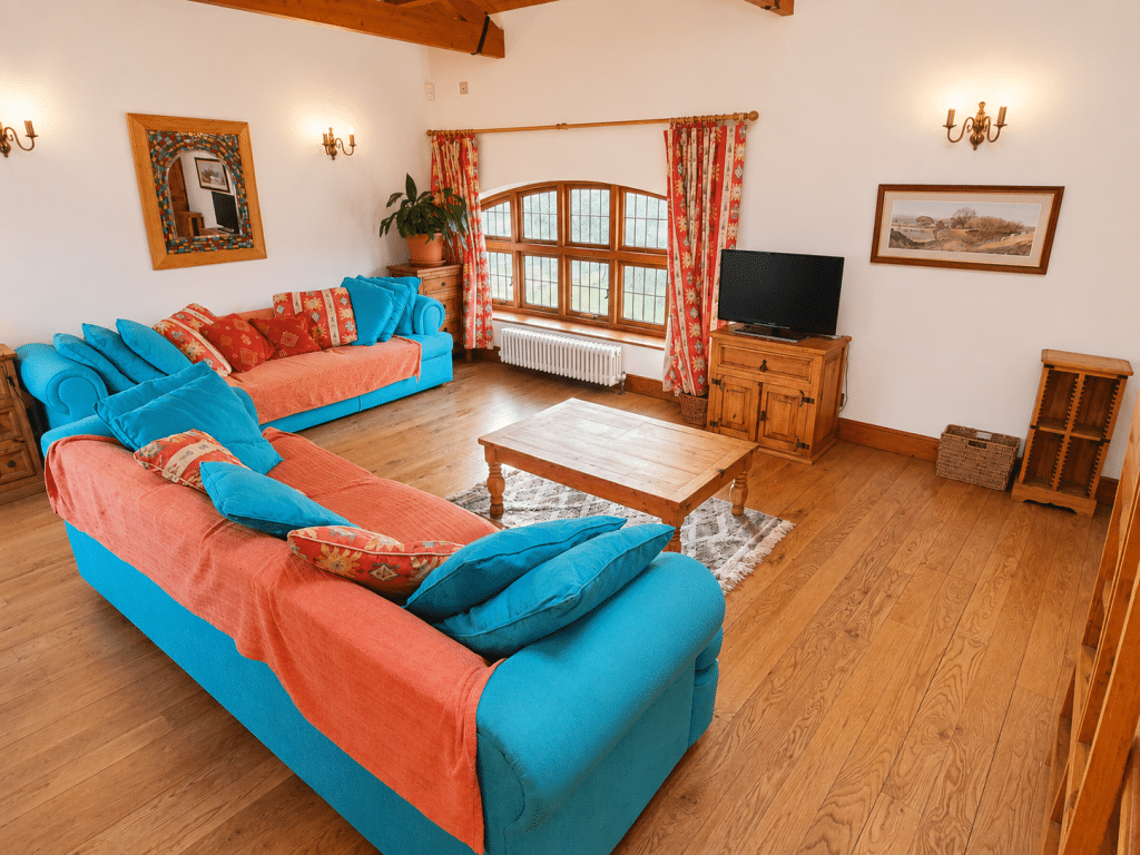 CAINHOE 16th century Grade II listed country house bedfordshire shoot locationCainhoe courtyard living room 2