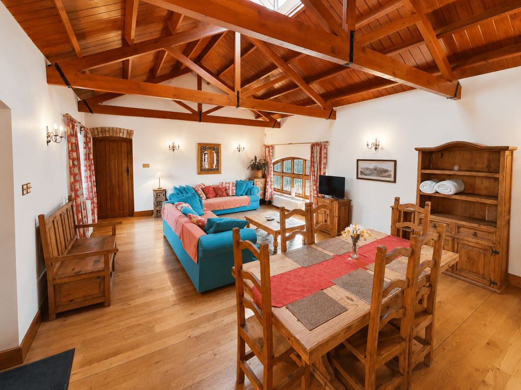 CAINHOE 16th century Grade II listed country house bedfordshire shoot locationCainhoe courtyard living room 3