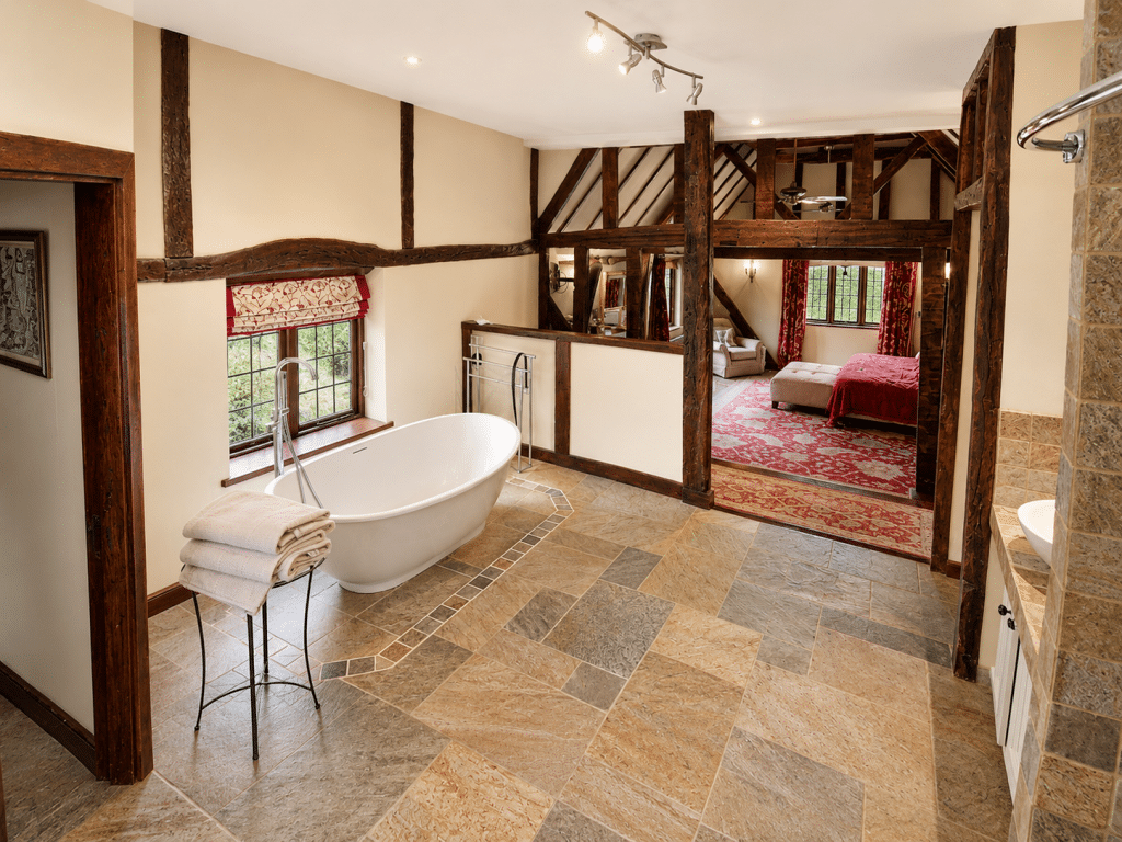 CAINHOE 16th century Grade II listed country house bedfordshire shoot locationCainhoe ensuite 3