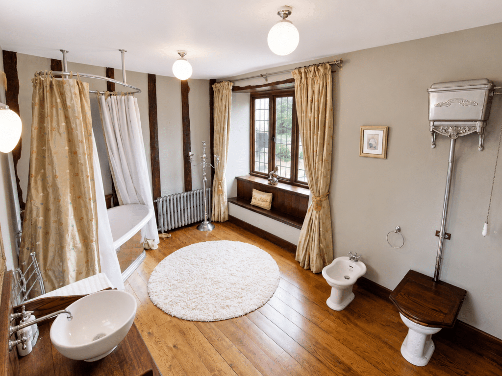 CAINHOE 16th century Grade II listed country house bedfordshire shoot locationCainhoe upstairs bathroom 1