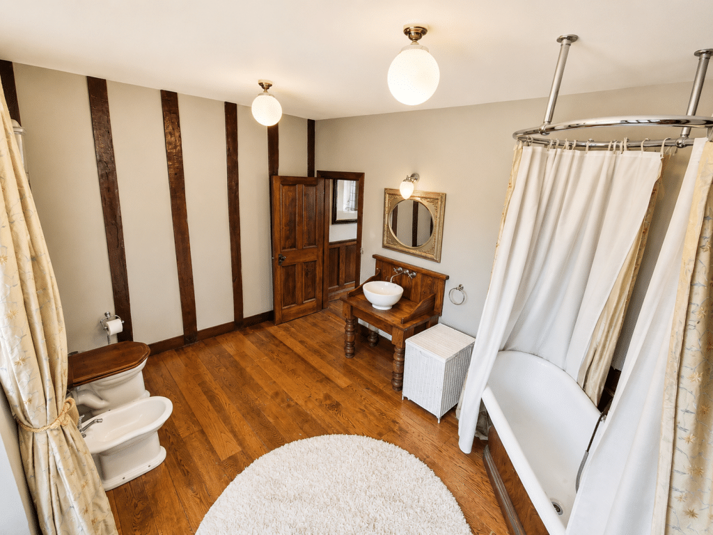 CAINHOE 16th century Grade II listed country house bedfordshire shoot locationCainhoe upstairs bathroom 3