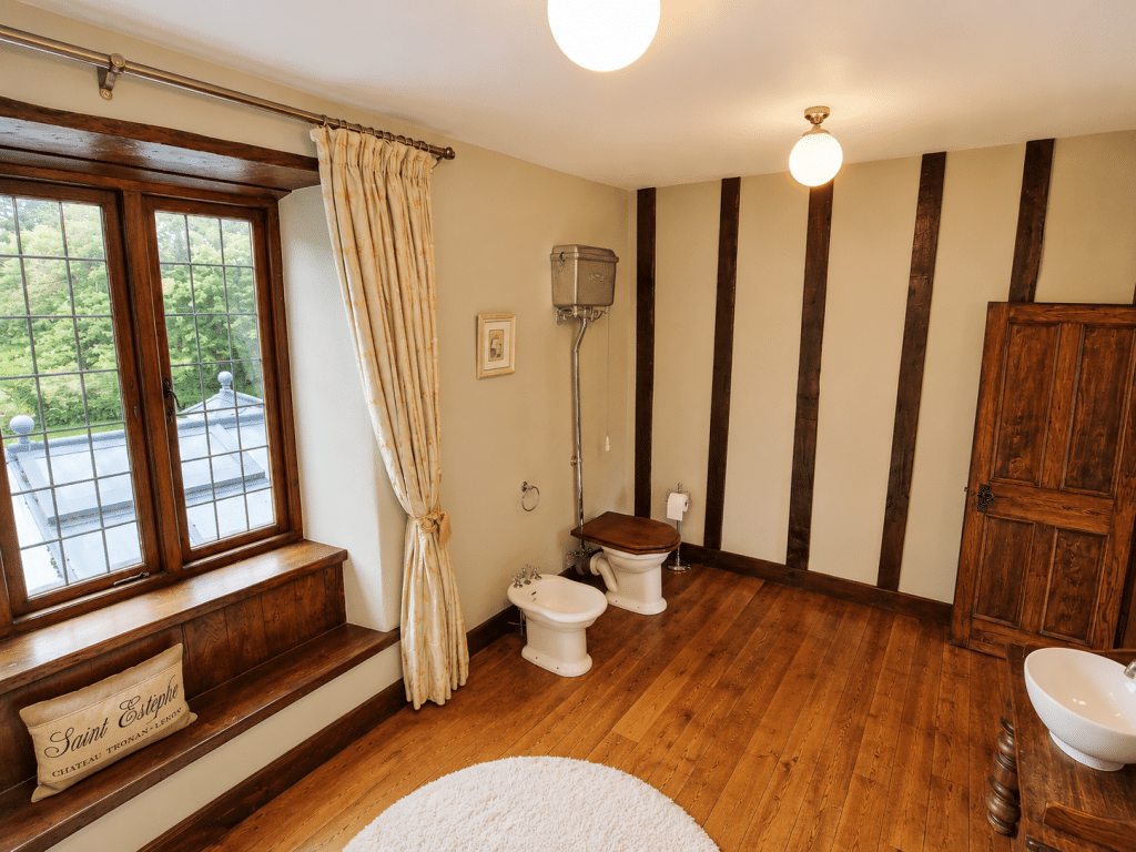 CAINHOE 16th century Grade II listed country house bedfordshire shoot locationCainhoe upstairs bathroom 4