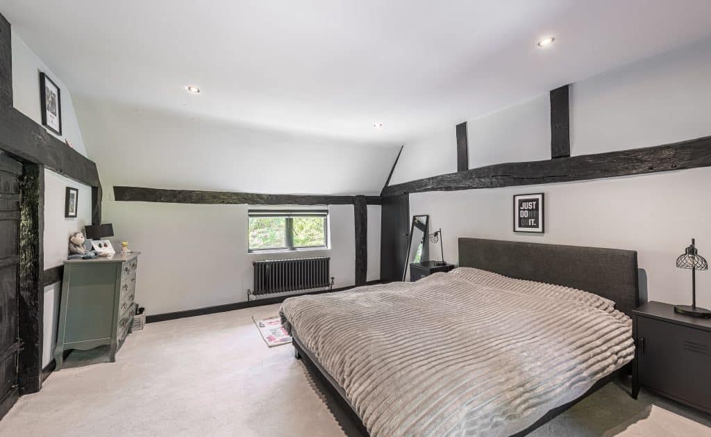 OLD MILL COTTAGE west sussex large location house Location Creation:Old Mill Cottage:Master bedroom