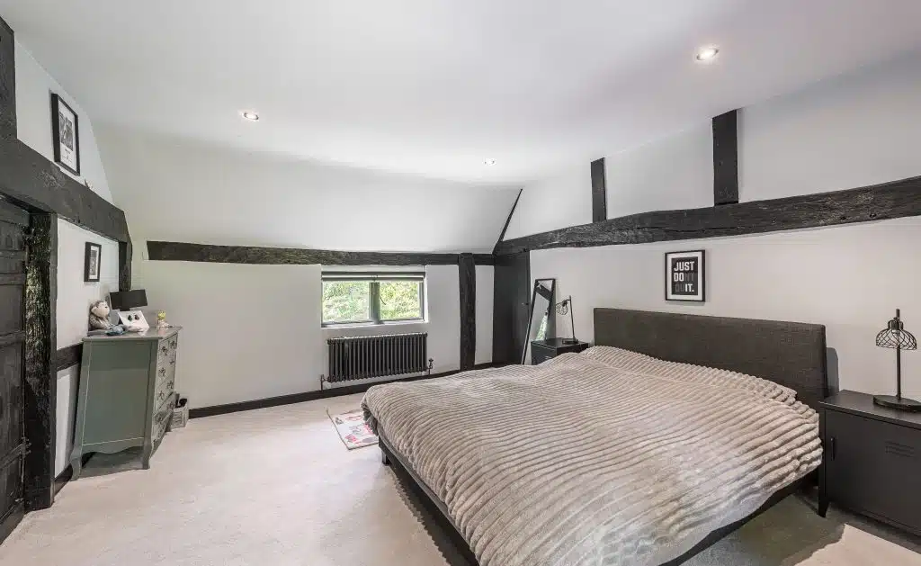 OLD MILL COTTAGE west sussex large location house Location Creation:Old Mill Cottage:Master bedroom