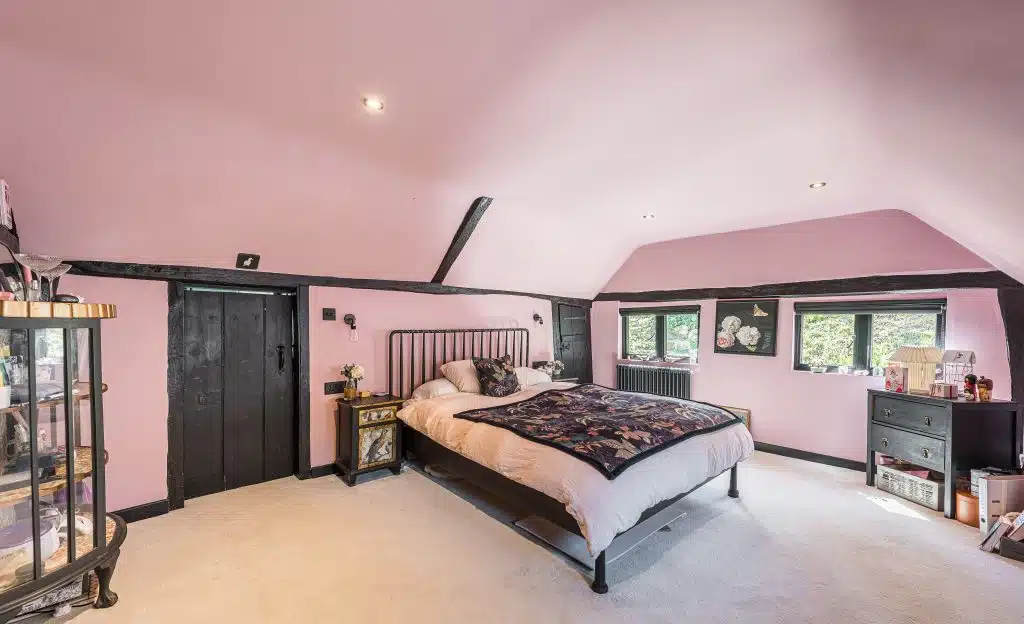 OLD MILL COTTAGE west sussex large location house Location Creation:Old Mill Cottage:Pink bedroom