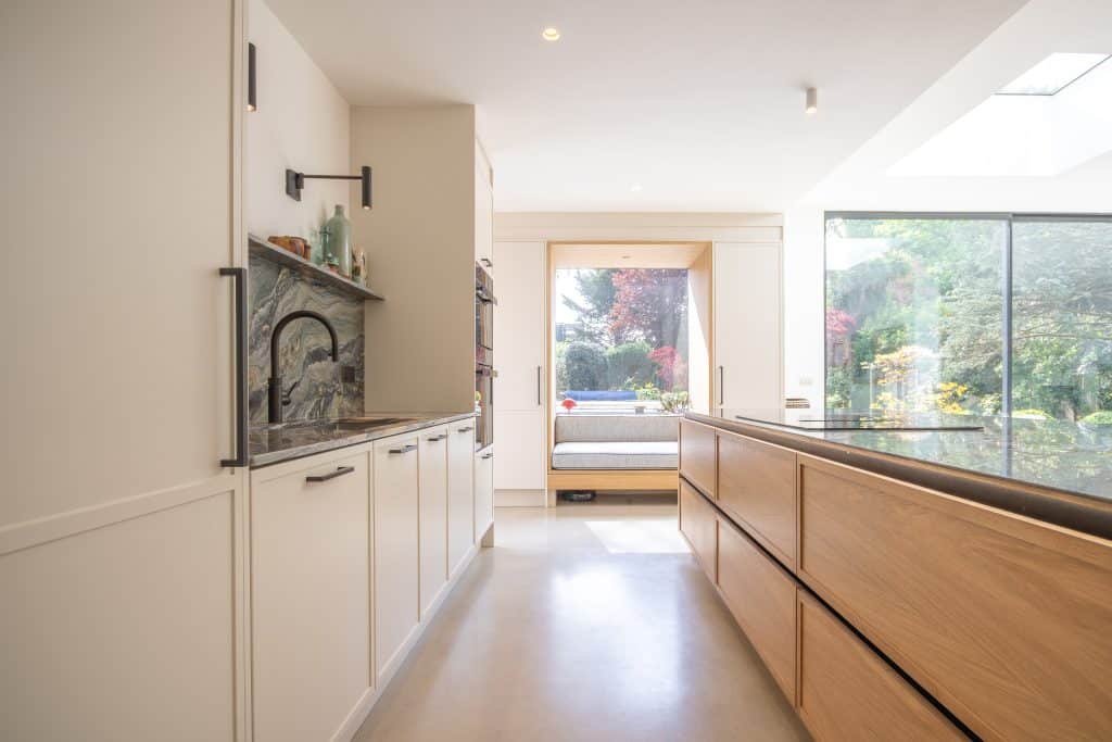 QUEENSMEAD surrey modern large family home location house 014 (1)