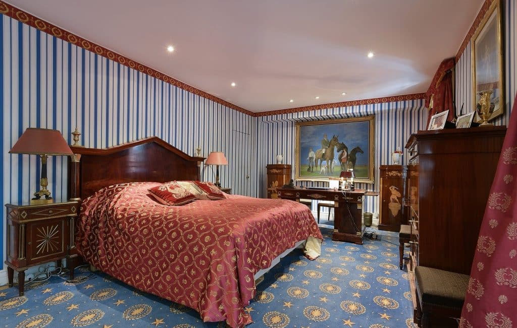 ART DECO south west london location apartment with swimming pool3.main bedroom 01