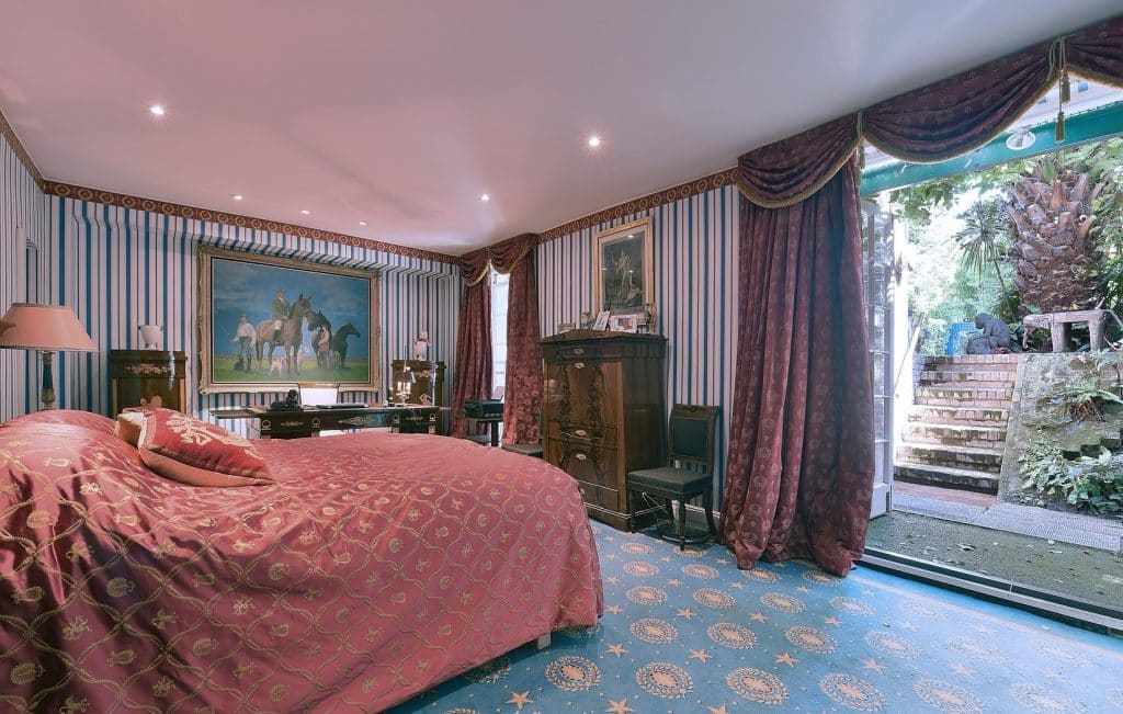 ART DECO south west london location apartment with swimming pool3.main bedroom 02