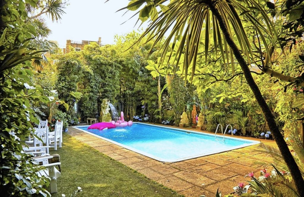 ART DECO south west london location apartment with swimming pool4. Garden & Pool 01