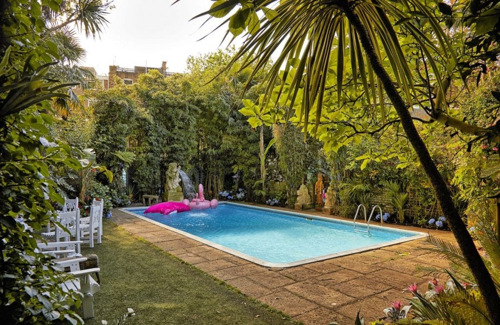 ART DECO south west london location apartment with swimming pool4. Garden & Pool 04