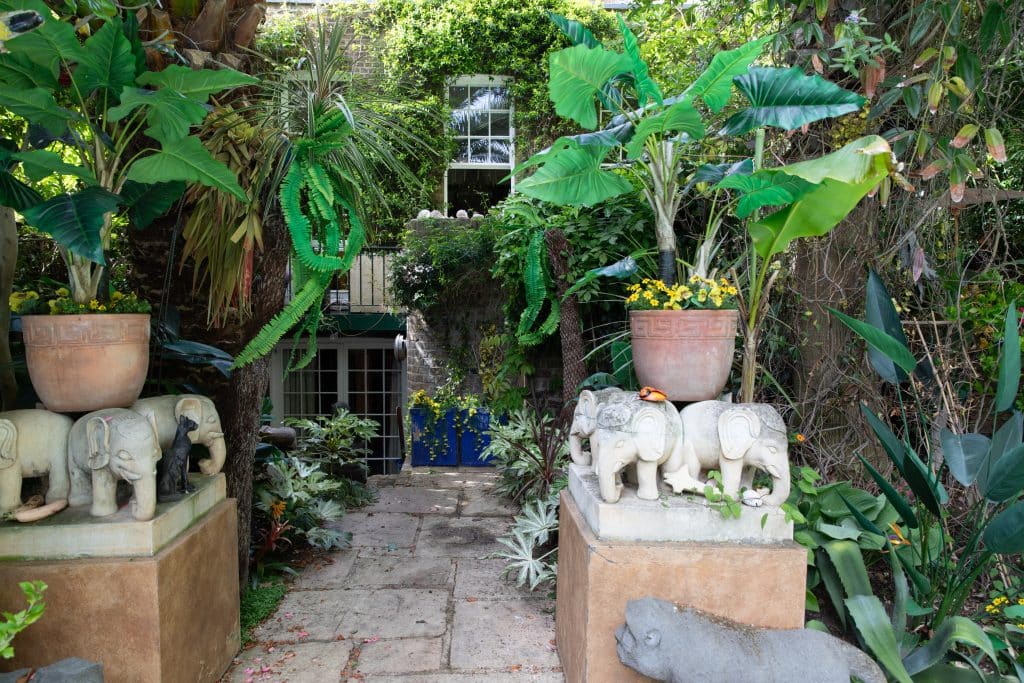 ART DECO south west london location apartment with swimming pool4. Garden & Pool 05