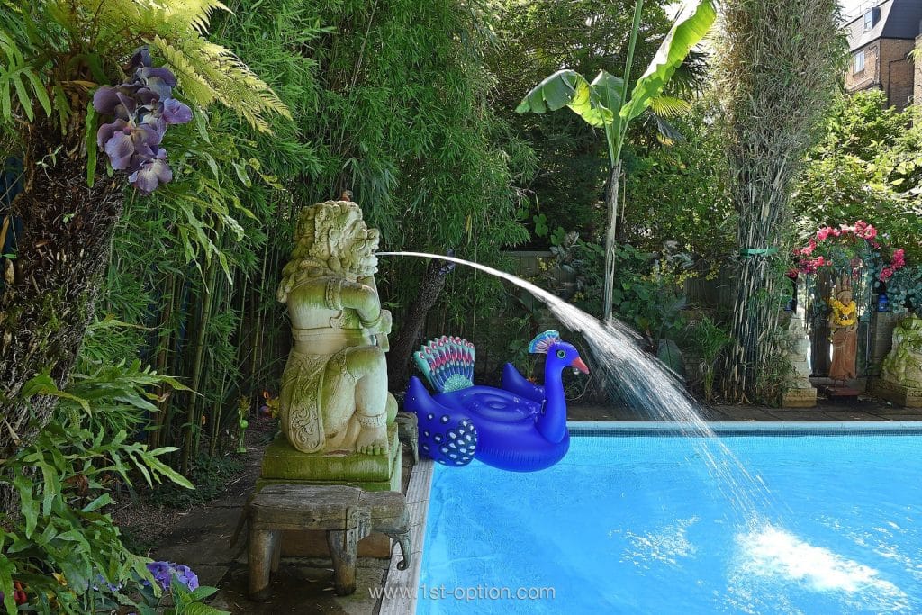 ART DECO south west london location apartment with swimming pool4. Garden & Pool 08