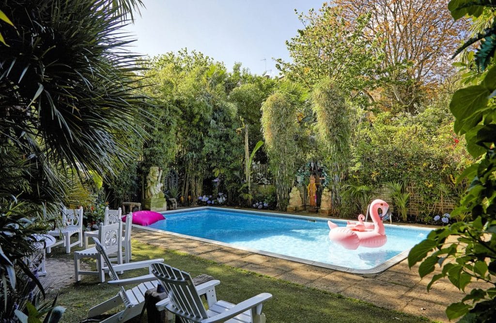 ART DECO south west london location apartment with swimming pool4. Garden & Pool 09
