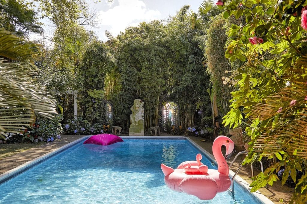 ART DECO south west london location apartment with swimming pool4. Garden & Pool 10