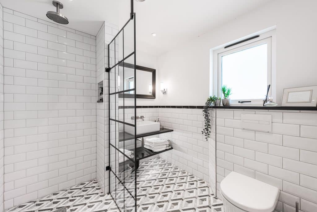 BLACK BARN large essex country location house Black Barn CM3:annex bathroom