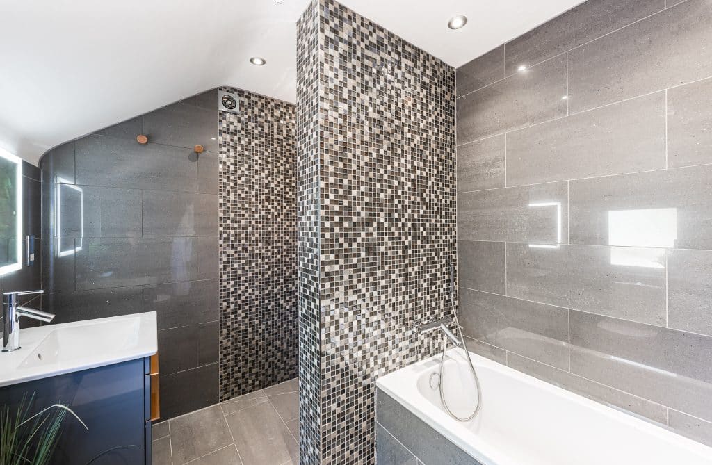 BLACK BARN large essex country location house Black Barn CM3:bathroom2