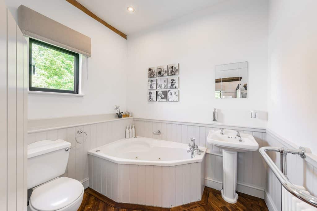BLACK BARN large essex country location house Black Barn CM3:master ensuite