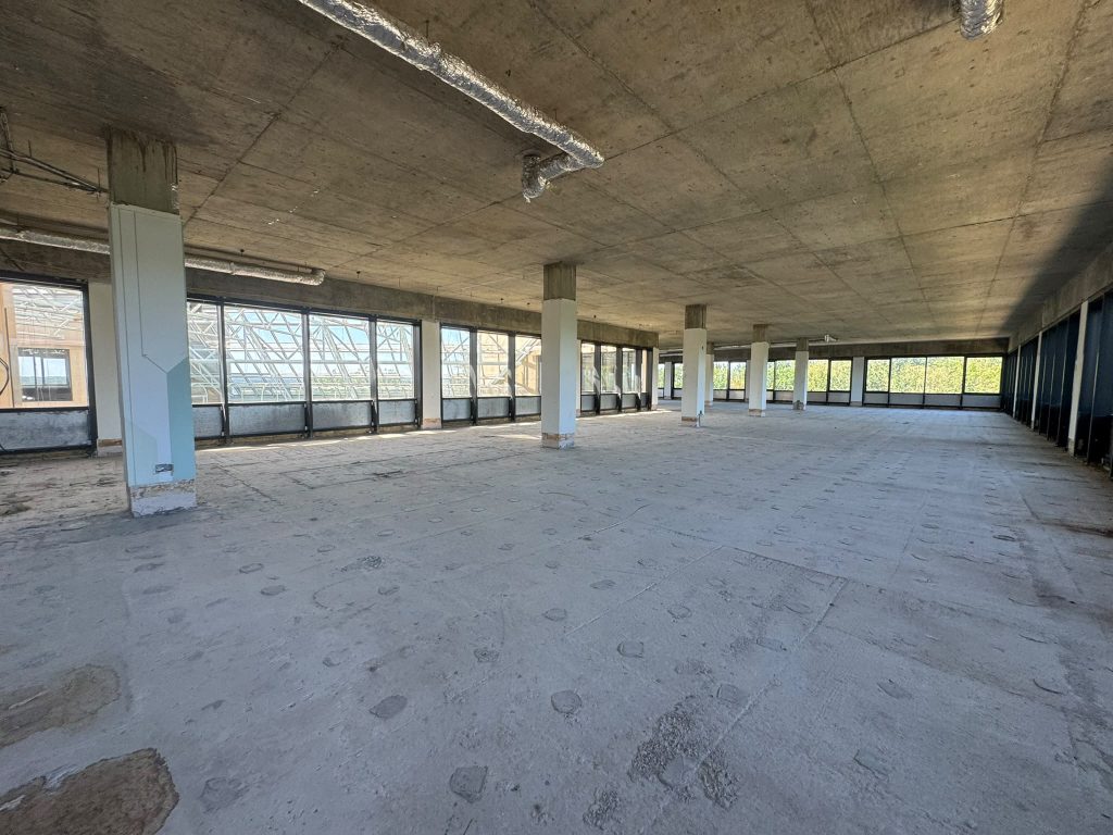BROOKLANDS BUILDING weybridge surrey large vacant shoot location 24. Brooklands Buildng - ARK Loc