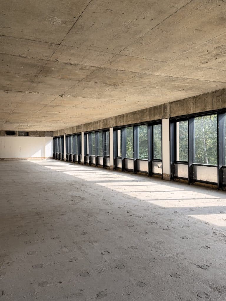 BROOKLANDS BUILDING weybridge surrey large vacant shoot locationIMG 2223