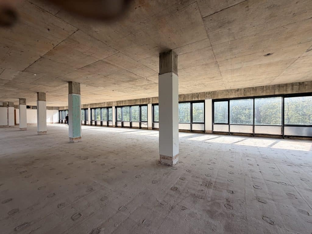 BROOKLANDS BUILDING weybridge surrey large vacant shoot locationIMG 2224