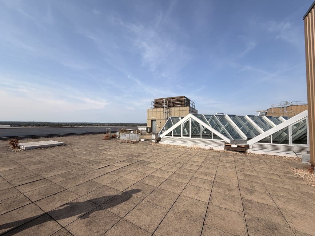 BROOKLANDS BUILDING weybridge surrey large vacant shoot locationIMG 2239