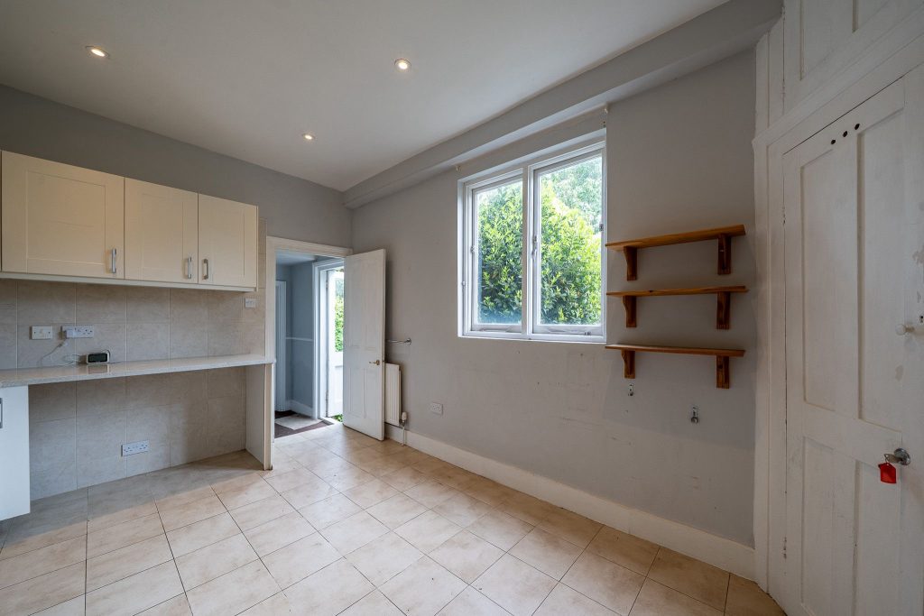 HACKNEY MID TERRACE victorian east london vacant shoot location house d4dfb8ad 3fee 4404 ba9c 066a285a0ea8